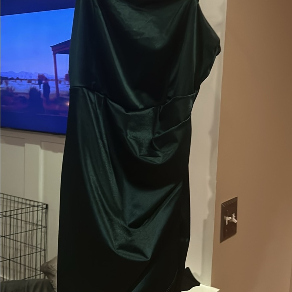 Elegant Black Dress - Picture 2 of 3